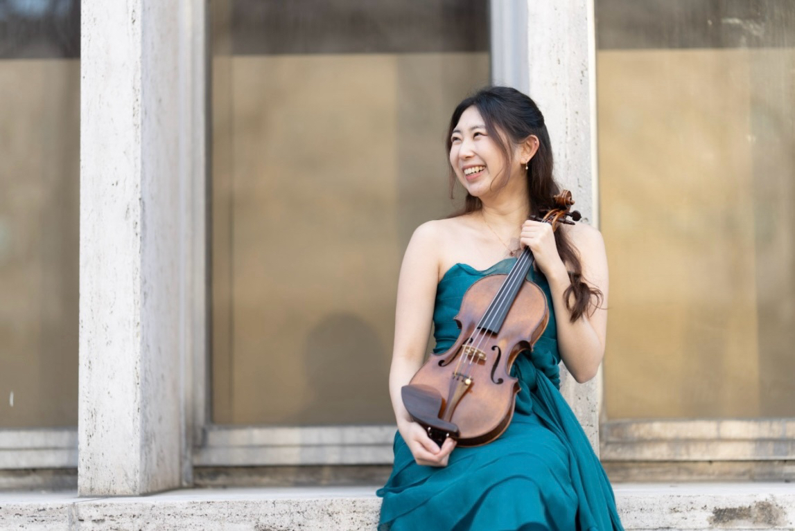 Nicole Yun performing with violin